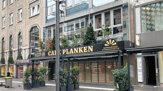 Verhüllte Schaufenster und keine Bewirtung: Das Café Planken in der Fußgängerzone ist derzeit geschlossen.