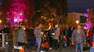 Im stimmungsvoll beleuchteten Skulpturenpark der Heinrich-Vetter-Stiftung werden am 31. Oktober wieder Kürbisse bewertet.
