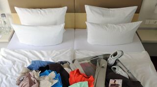 So schützt man sich vor Bettwanzen: Vor der Abreise aus dem Hotel den Koffer komplett leeren und die Kleidungsstücke ausschütteln.