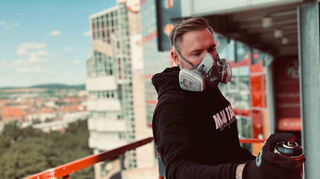 Daniel Ferino bei der Arbeit an der Fassade des Fritz-Walter-Stadions.