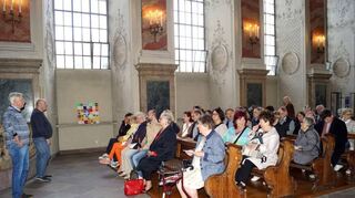 Wolfgang Ockert und Alexander Wischniewski (v.l.) begrüßen die Teilnehmer in der barocken Schlosskirche.