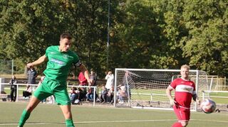 Mit diesem Kopfballtor beim 8:0-Sieg gegen Blumenau erhöhte Philipp Haas von den Blau-Grünen sein Konto auf elf Saisontreffer.