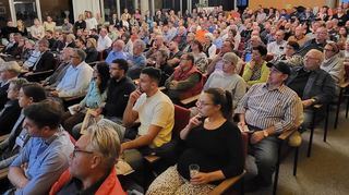 Riesiges Interesse: Im Rathaus informieren sich Bürgerinnen und Bürger über den Stand der Planungen für das Baugebiet Nordweststadt II.