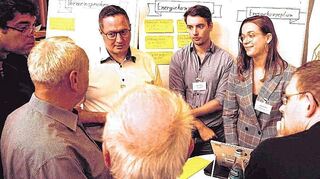 An „Dialoginseln“ können Interessierte im Anschluss an den Vortrag Fragen stellen und Wünsche äußern.