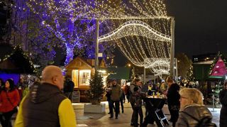 Die stimmungsvolle Lichterdecke wird sich auch in diesem Jahr wieder über den Ludwigshafener Weihnachtsmarkt auf dem Berliner Platz spannen.