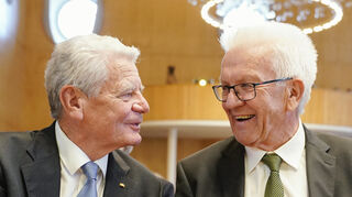 Ministerpräsident Winfried Kretschmann (Bündnis 90/Die Grünen) und Joachim Gauck, ehemaliger Bundespräsident, nehmen in der Universität Mannheim an der Tagung «Gemeinsam handeln - die Gesellschaft in der Transformation zusammenhalten» teil. Thema der Tagung ist die Umstellung der Industrie und Wirtschaft auf Erneuerbare Energien.