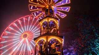 Zwei Attraktionen des Ludwigshafener Weihnachtsmarktes auch im Jahr 2023: Die Weihnachtspyramide und das 35 Meter Hohe Riesenrad des Wormser Betriebs Göbel.