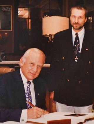 Erinnerungen aus dem Gästebuch: Hoteldirektor Bernd Ringer links 1997 mit Astronaut Buzz Aldrin.