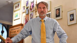 „Eine meiner schwierigsten Aufgaben: Hoteldirektor Bernd Ringer, hier vor der Wand mit Fotos von Prinzessinnen und Prominenten, muss das Haus räumen.