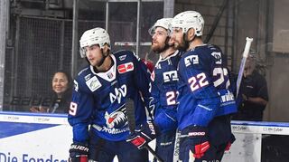 Torjubel nach dem Treffer zum 4:2 von Mannheims Linden Vey (Nr.19)  beim Spiel in der Penny DEL, Adler Mannheim (dunkel) - Nuernberg Ice Tigers (hell).

Foto © PIX-Sportfotos *** Foto ist honorarpflichtig! *** Auf Anfrage in hoeherer Qualitaet/Aufloesung. Belegexemplar erbeten. Veroeffentlichung ausschliesslich fuer journalistisch-publizistische Zwecke. For editorial use only.