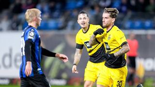Falko Michel und Torschütze Ole Pohlmann (re.) bejubeln das Dortmunder 1:3. Per Lockl (li.) ist entsprechend bedient.