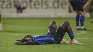 Am Boden: Der Waldhöfer Kennedy Okpala nach dem 1:3 gegen Dortmund II.