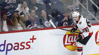 Tyler Ennis erhielt während seiner Karriere zahlreiche Einsätze in der NHL, hier nach einem Tor für die Ottawa Senators.