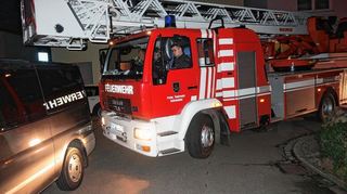Alexander Blumenstein steuert das große Feuerwehr-Fahrzeug mit der Drehleiter durch Schriesheim – hier gestoppt durch einen Eckenparker.