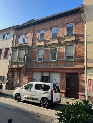 Auch dieses dreigeschossige Wohnhaus in Q 3 steht seit langem leer.