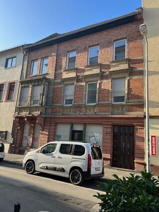 Auch dieses dreigeschossige Wohnhaus in Q 3 steht seit langem leer.