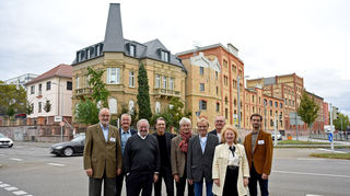 Der Vorstand vom Verein Stadtbild übergibt an den Eigentümer der Alten Brauerei, Jürgen Herrmann (4.v.r.), sowie beteiligte Architekten den Denkmalpreis 2023.
