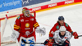 Eishockey DEL - Düsseldorfer EG vs Adler Mannheim am 22.10.2023 im PSD Bank Dome in Düsseldorf

Vor Düsseldorfs Torhüter Henrik Haukeland (Nr.40) sind Düsseldorfs Torsten Ankert (Nr.88) gegen Mannheims Daniel Fischbuch (Nr.71) im Duell



Foto © PIX-Sportfotos *** Foto ist honorarpflichtig! *** Auf Anfrage in hoeherer Qualitaet/Aufloesung. Belegexemplar erbeten. Veroeffentlichung ausschliesslich fuer journalistisch-publizistische Zwecke. For editorial use only.