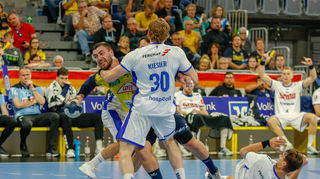 Auch Jannik Kohlbacher bekam am Kreis erwartungsgemäß nichts geschenkt, traf aber zweimal selbst und holte zahlreiche Strafwürfe heraus.