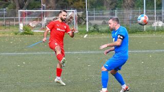 Ayhan Saba (links) vom FC Türkspor klärt den Ball vor dem Eppelheimer Dennis Sommer.