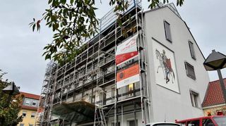 Am Rathaus in Edingen wird gerade der gläserne Dachfirst im Bürgersaal repariert. Die Finanzen der Gemeinde sind eine größere Baustelle.