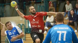 Heddesheims Jonas Bauer (am Ball) erzielte beim klaren 36:26-Erfolg gegen den TSV Birkenau drei Treffer für die SGH.