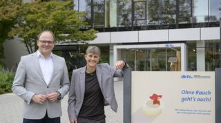 Bundestagsabgeordneter Alexander Föhr (l.) und die Krebspräventionsexpertin Katrin Schaller (r.). vom Deutschen Krebsforschungszentrum.