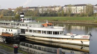 So soll es bald wieder am Neckarufer liegen – nur viel schöner und saniert: das Museumsschiff, hier eine Archivaufnahme vor dem Abtransport zur Werft.