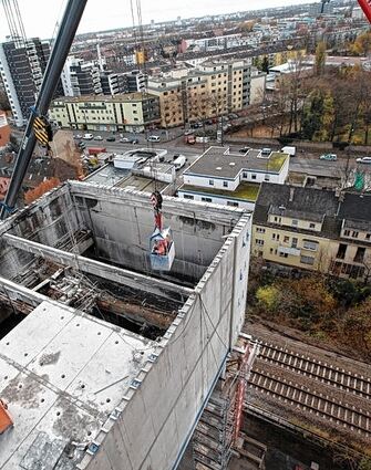 <p>Der Bunker, direkt dahinter die Gleise, einen Monat nach dem Brand.</p>