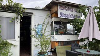 Der Anbau am Imbisswagen von Hakim Mossa in Heidelberg-Rohrbach vor den Rückbauarbeiten.