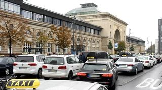 Der Taxistand am Mannheimer Hauptbahnhof. Hier dürfen nur die lizenzierten Wagen der Taxi-Zentrale warten, nicht aber die von Uber beauftragten Autos.