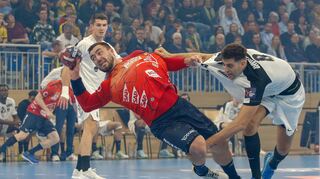 Harter Kampf am Kreis: Jannik Kohlbacher von den Rhein-Neckar Löwen setzt sich gegen Alexandre Cavalcanti von Nantes durch.