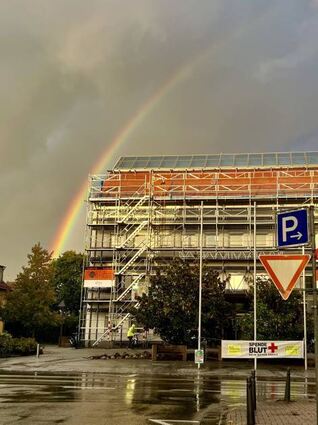 Ein Regenbogen über dem Rathaus von Edingen.