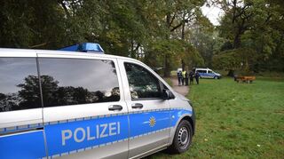 Am Mittwochvormittag durchkämmten Polizeibeamte mit Leichenspürhunden und Tauchern die Gegen in der Nähe des Strandbades, um nach einem mutmaßlich ausgesetzten Säugling zu suchen.
