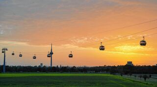 Die „Buga“-Seilbahn und die Silhouette der Stadt Mannheim beim Sonnenuntergang: Ob bald auch in Heidelberg Gondeln Passagiere transportieren, ist offen.