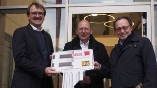 Karl-Heinz Frings (v.l.), Christian Specht und Karl-Heinz Heffner bei der symbolischen Schlüsselübergabe für das Hochhaus "E" auf Franklin am Mittwoch in Mannheim.