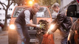 Putzaktion in der Hebelstraße: Die Intendanten Christian Holtzhauer (l.) und Tilmann Pröllochs haben mit Anwohnern angepackt.
