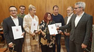 Gernot Diehlmann (vorn, v.l.) Silke Lüderwald, Andrea Prokop und Joachim Rosteck erhielten von Landrat Christian Engelhardt (r.) die Landesehrenbriefe.