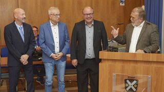 Stadtverordnetenvorsteher Franz Korb (v.r.) ernannte Thomas Bittner, Werner Hofmann und Lothar Bauer zu neuen Ratsherren.