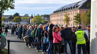Eine Warteschlange bis hinunter zum Wingertsbuckel bildete sich vor dem Tor des Spinelli-Geländes beim Buga-Ausverkauf.