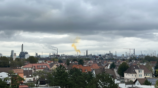 Die Abgasfahne der BASF in Ludwigshafen ist weiterhin zu sehen.