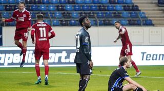 Das Heimspiel in der Saison 2020/21 verlor der SV Waldhof (l. Manfred Osei Kwadwo, am Boden Marcel Seegert) gegen Unterhaching mit 1:4.