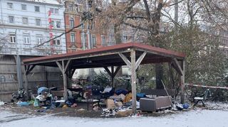 Am 10. Dezember 2022 starb der gehbehinderte Obdachlose Marián K. im Bereich des Obdachlosenunterstands am Hans-Böckler-Platz.