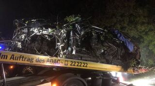 Der Mercedes war ein völliges Wrack. Die Eltern starben bei dem Unfall, wie durch ein Wunder überlebten ihre drei Kinder den Crash auf der A 61.
