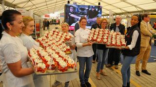 Die Mannheimer Bäckerei Zorn präsentiert auf dem Maimarkt ihren berühmten Maimarktbecher.