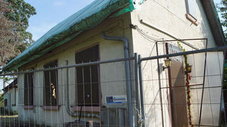 Zum Schutz vor Eindringlingen wurden Tür und Fenster des Fährhauses mit Siebdruckplatten verschlossen und das Gelände mit einer Zaunanlage gesichert.
