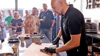 Metzgermeister Jürgen David schneidet wie im Juni Fleisch für die Leserinnen und Leser auf.