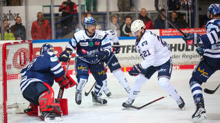 Kris Bennett (Adler Mannheim), Andreas Jenike (Iserlohn Roosters) und Seboek Balazs (Iserlohn Roosters) bei der Partie am Donnerstagabend.