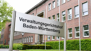 Ein Schild mit der Aufschrift «Verwaltungsgerichtshof Baden-Württemberg» steht vor dem Gebäude des baden-württembergischen Verwaltungsgerichtshofs.