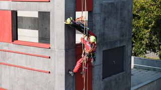 Alle drei Wochen proben die Einsatzkräfte die unterschiedlichen Seiltechnicken – hier am 15 Meter hohen Übungsturm auf der Feuerwache Nord.